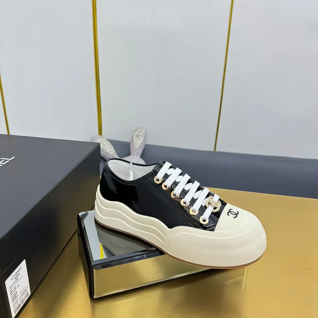 👟👟Ex-factory price 600👟👟 Top version, original quality! ! ! Chanel Chanel - 2025 biscuit shoes, the top casual sports shoes in the counter, this classic design; the upper is electro-embroidered with a variety of craftsmanship; the outsole is fashionable and sporty; the extraordinary inclusion of a variety of color elements... The diversified mix and match is very good-looking and versatile, casual, fashionable, sports, and outdoor can be taken into account... ꫛꫀꪝ Go➫ Material: ❶Upper: Original first-layer cowhide ❷Inner: Sheepskin ❸Outsole is based on: original TPU combination outsole, full set of boutique packaging for women 35–41 👉